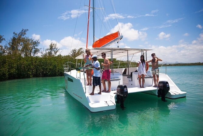 All inclusive CATAMARAN with BBQ : Ile aux cerf & GRSE waterfall - GRSE Waterfall: why it is worth the effort (and what to expect)