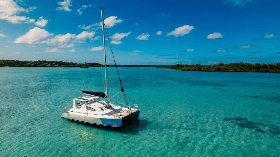 Catamaran Cruise to île aux Cerfs w Dolphins watch & Lunch - The Catamaran Ride to Île aux Cerfs and Dolphin Watching