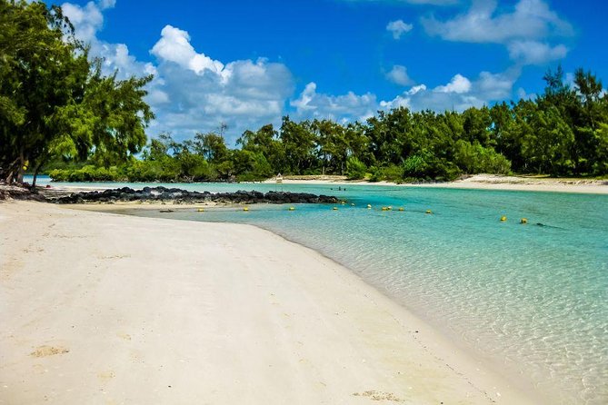 Catamaran Experience to Ile aux cerf: incl: Parasailing, Lunch, GRSE & Transfer - Lunch onboard and drinks: where this deal tries to win on value