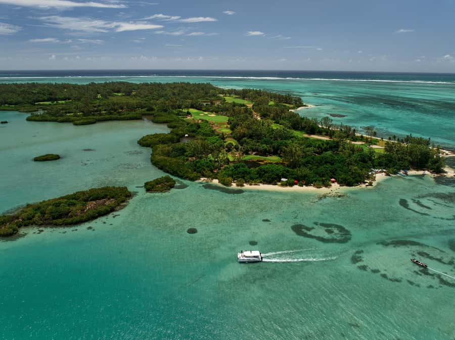 Catamaran Mauritius: South East 5 Islands Catamaran Cruises - BBQ lunch and all drinks onboard: comfort that makes the day feel complete