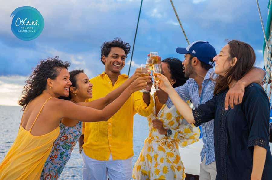 Ile Aux Bénitiers : Private Catamaran Cruise & Gourmet Lunch - Île aux Bénitiers: 40 minutes of island time, photos, and wildlife viewing