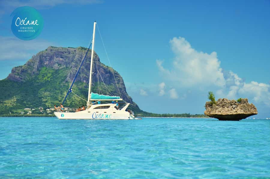 Ile Aux Bénitiers : Private Catamaran Cruise & Gourmet Lunch - Sail back toward Black River: coffee, tea, and an easy ending
