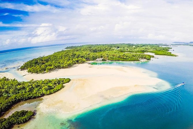 Ile aux Cerf: Speed boat with Parasailing & Tube Riding and Lunch - BBQ lunch on Islet Margenie next to Ile aux Cerfs