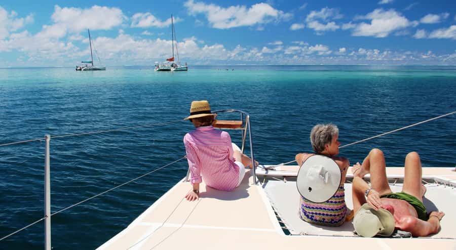 Ile aux Cerfs: The very best day by catamaran. - The short snorkel stop: clear water, fish, and the current factor