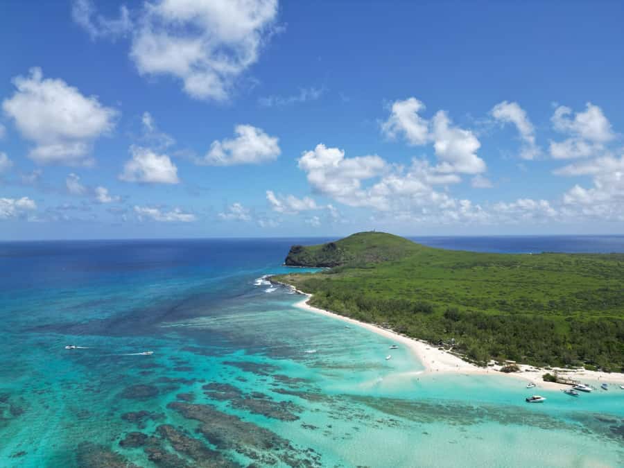 Ilot Gabriel: Catamaran Cruise & BBQ Lunch - How full it can feel: crowds, catamaran comfort, and motion