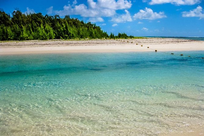 Marvelous Ile aux Cerf island: Speed Boat, Parasailing, Lunch & GRSE waterfall - Parasailing over the lagoon, the thrill with real timing limits