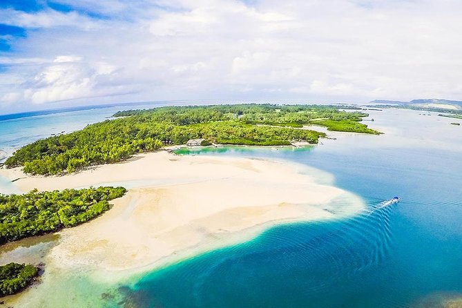 Marvelous Ile aux Cerf island: Speed Boat, Parasailing, Lunch & GRSE waterfall - Islet Margenie BBQ lunch, what you eat and when you get drinks