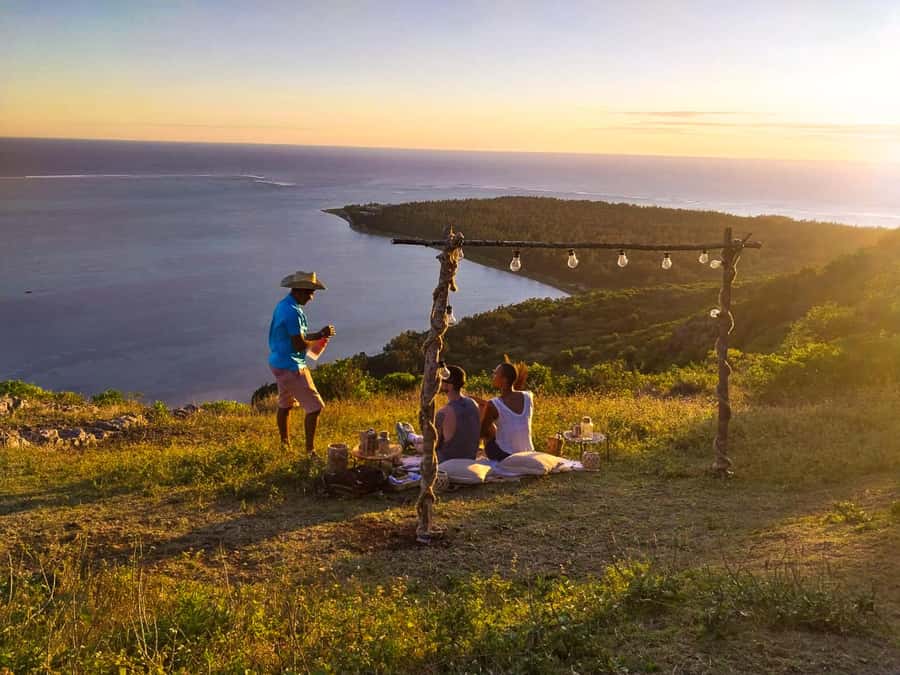 Mauritius: Exclusive Le Morne Sunset Hike & Aperitivo - The 1.5-hour ascent: views, stories, and what to watch for
