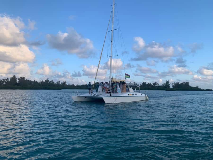 Mauritius: Ile Aux Cerfs catamaran cruise Lunch with BBQ - Snorkeling and swimming break: where the lagoon feeling starts