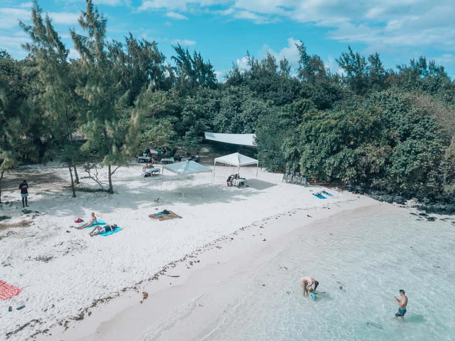 Mauritius: Private 5 Island Tour with Ile aux Cerfs - Lunch and BBQ on Ile aux Cerfs: how to time the sun and make it enjoyable