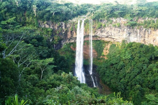 Mauritius Private Transfers: Airport and Ground Services - Inside the car: new vehicle comfort and the local driving style