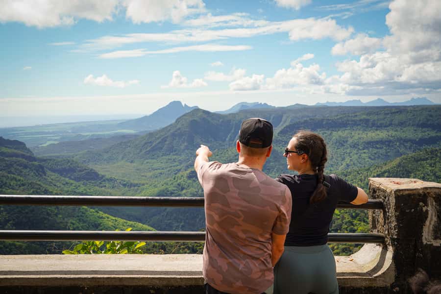 Mauritius: Sunrise Mountain Hike with Southwest Road-trip - Breakfast by the beach: reset your legs before the Southwest hits