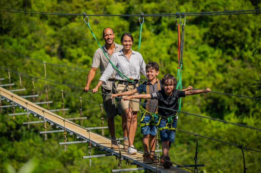 Mauritius: Vallé Advenature Park, Nepalese Bridge - Crossing the Nepalese Bridge, from first step to midspan sway