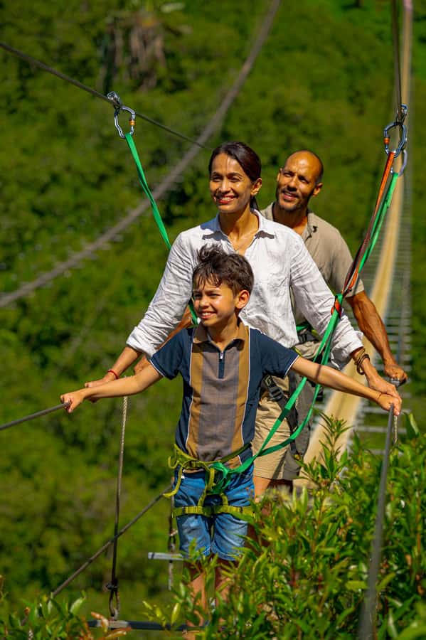 Mauritius: Vallé Advenature Park, Nepalese Bridge - The zipline safety gear included, how it changes the whole day