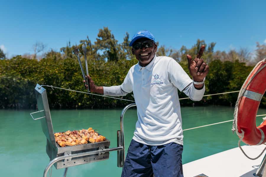 North East of Mauritius: Catamaran Cruise w/ BBQ Lunch - Getting on board: meeting point, timing, and how the day is paced