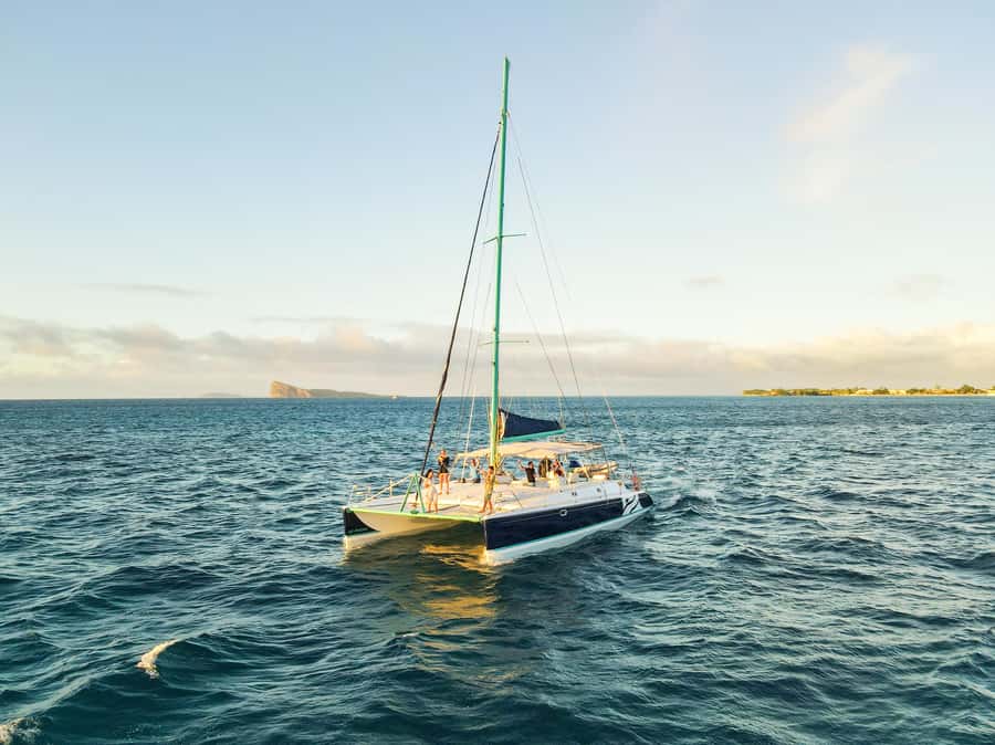 North of Mauritius: Sunset Catamaran Cruise, Drinks & Snacks - The 2-hour plan: from bay exit to horizon colors