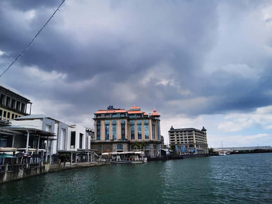 North Tour Of Mauritius With Street Food tasting - Capital City Morning: Markets, Souvenirs, and Stories You Can Use Later