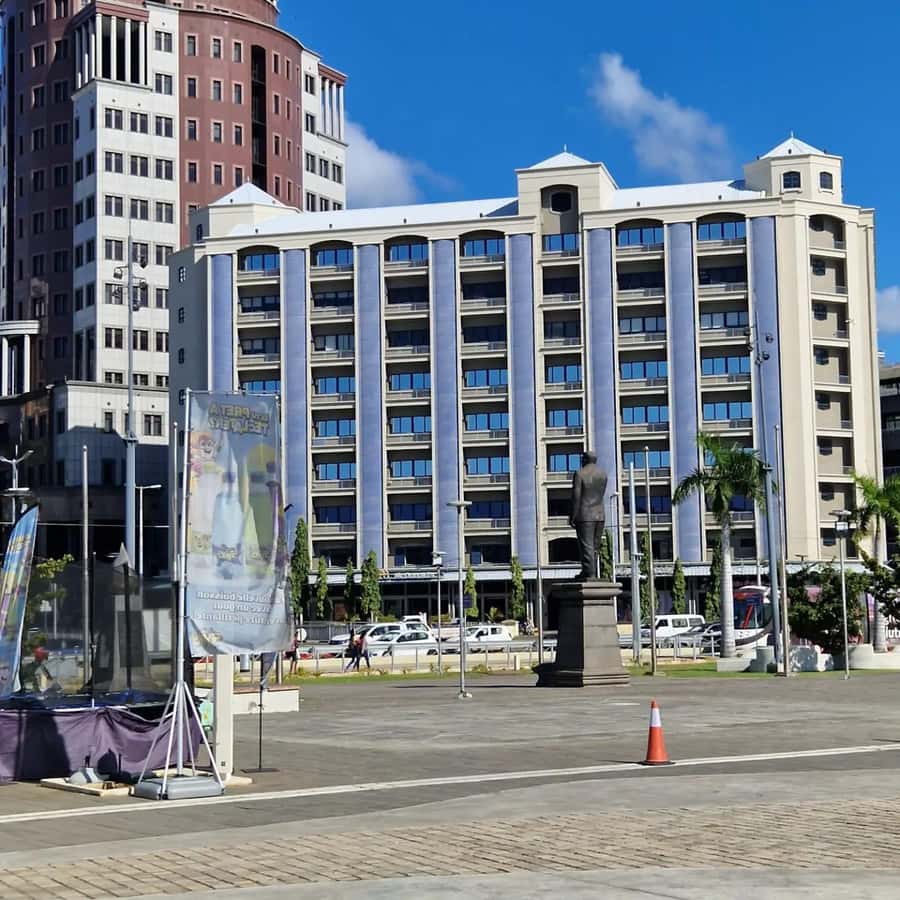 Port Louis: City Tour with Street Food Tasting - Prime Minister’s Office and Parliament, plus the skyline viewpoint