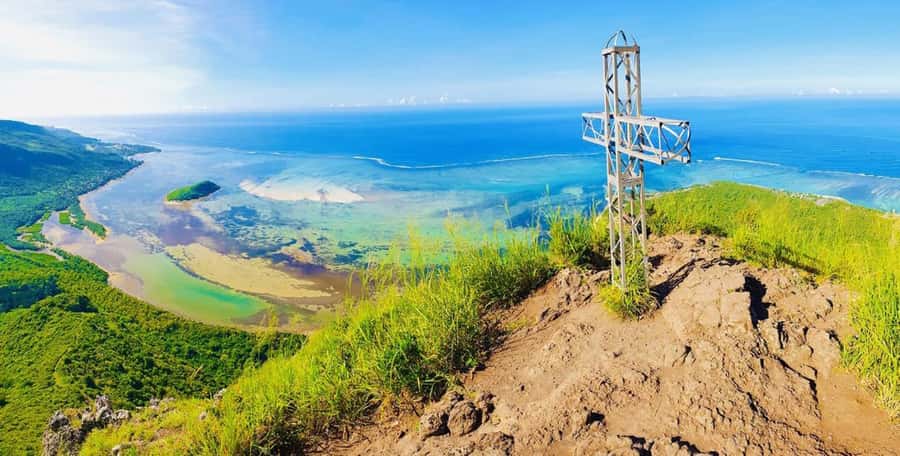 Private Hiking le Morne Mountain & Lunch at Ilot Fourneau - Le Morne Brabant: the climb that rewards you with wide-open ocean views