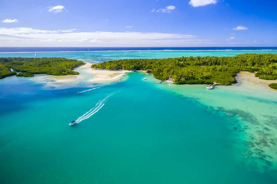 Speed boat to Ile aux Cerfs: Full day incl Lunch & Transfer - Ile aux Cerfs time, beach hours plus real water options