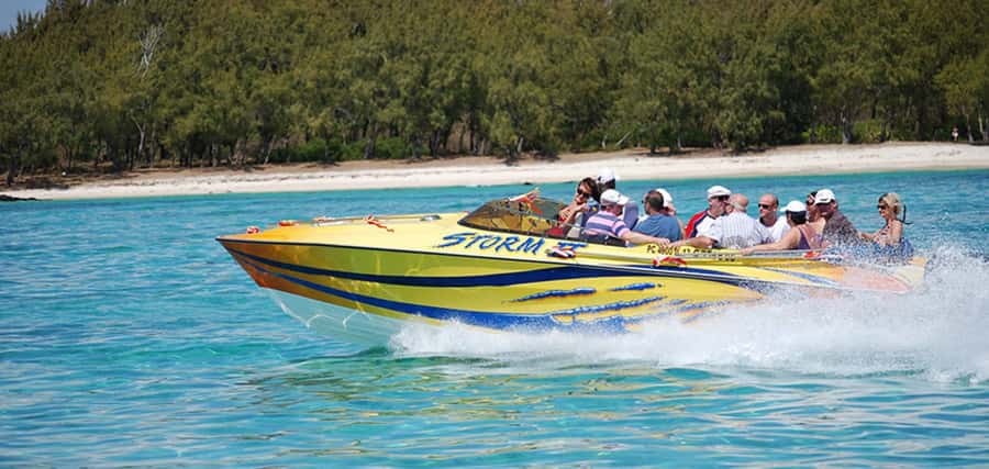 Speed boat to Ile aux Cerfs: Full day incl Lunch & Transfer - Live guitar and Jambé show, the culture break that fits the day