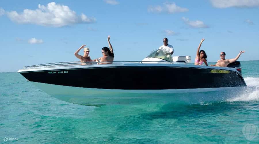 Speedboat to Ile aux Benitier: Dolphin Encounter & Lunch - Getting to the boat: briefing at Flic en Flac (and what the guide covers)
