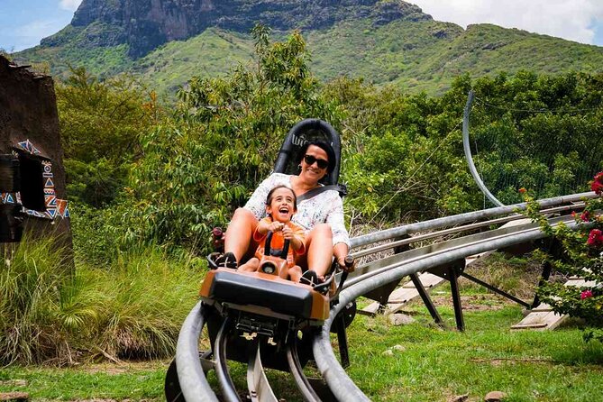 Wild South West Tour : SAFARI & TULAWAKA CASELA PARK & LE MORNE - Le Morne Beach: the must-see view without the fuss